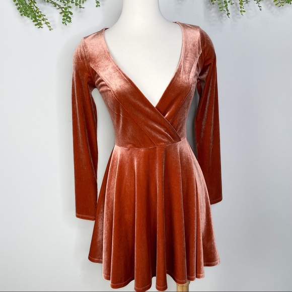 Kimchi Blue Dresses & Skirts - Kimchi Blu “Iris” deep V-neck long sleeve dress - burnt coral - XS